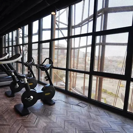 Lovely Modern 1bd Views W Poolgym! #222 בית נופש *